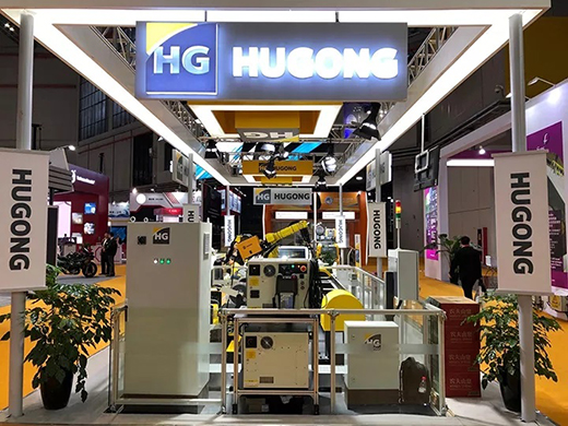 进博会首日QG刮刮乐意大利CEA展位展品机器人焊接系统